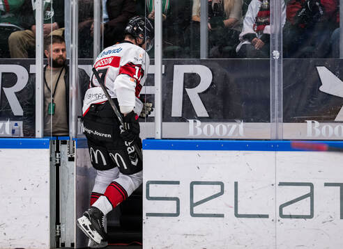 Malmö Redhawks Johan Ivarsson blir utvisad