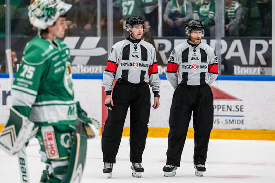 Domare Linus Öhlund och Domare Tobias Björk