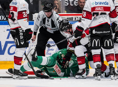 Rögles Simon Zether och Malmö Redhawks Topi Niemelä