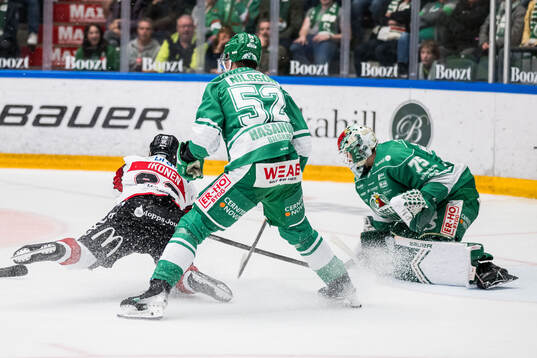 Malmö Redhawks Joona Ikonen och Rögles Felix Nilsson och