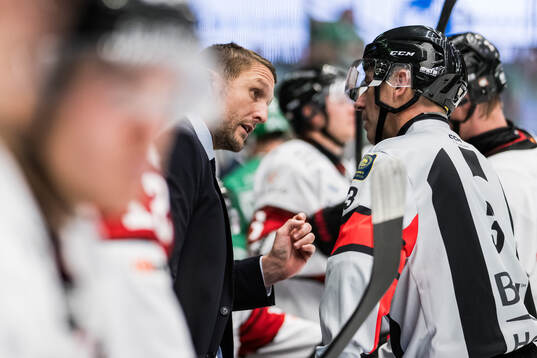 Malmö Redhawks tränare Tomas Kollar och domare Linus