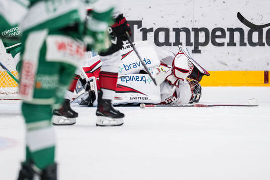 Malmö Redhawks målvakt Marek Langhamer har ont