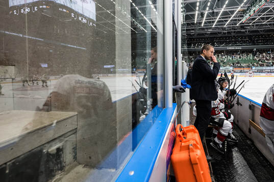 Malmö Redhawks tränare Tomas Kollar deppar