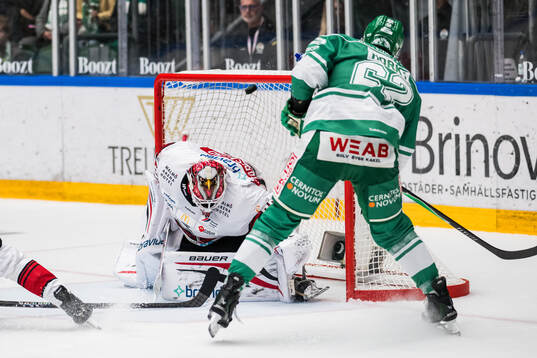 Rögles Lubos Horky gör 4-2 på Malmö Redhawks målvakt