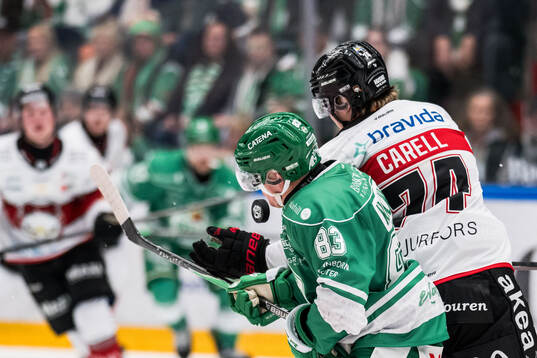 Rögles Karson Kuhlman och Malmö Redhawks Felix Carell