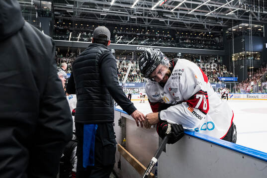 Malmö Redhawks Robin Hanzl har ont