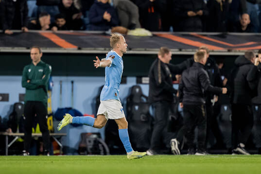 Oscar Lewicki of Malmö FF celebrates