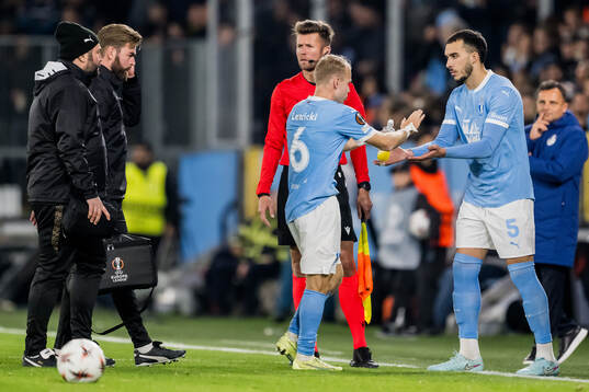 Oscar Lewicki changes with Andrej Djuric of Malmö FF
