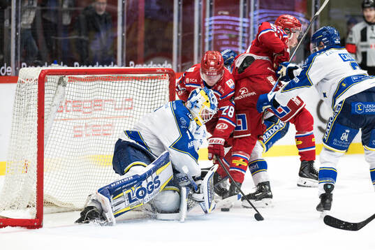Timrås Simon Forsmark och Leksands målvakt Marcus Gidlöf