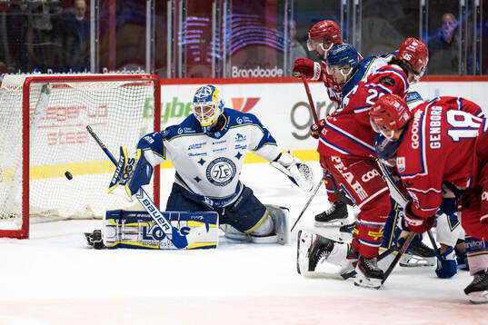 Timrås Eddie Genborg gör 2-2 på Leksands målvakt Marcus