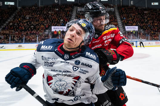 Luleås Oscar Engsund tacklar Linköpings Zion Nybeck