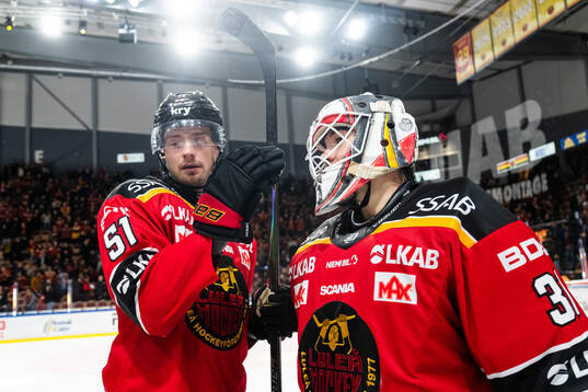 Luleås Markus Nurmi och målvakt Matteus Ward jublar