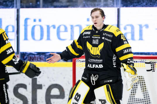 Västerås målvakt Rasmus Korhonen reagerar