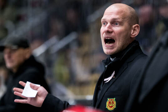 Moras tränare Oscar Dahlgren reagerar