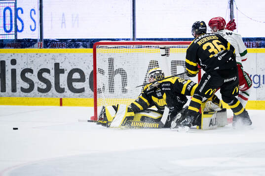 Västerås målvakt Rasmus Korhonen och Olle Norberg och