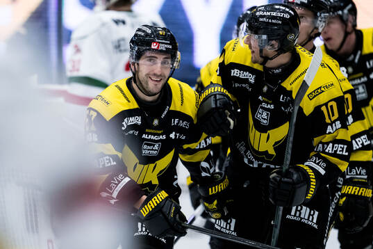 Västerås Konstantin Komarek jublar
