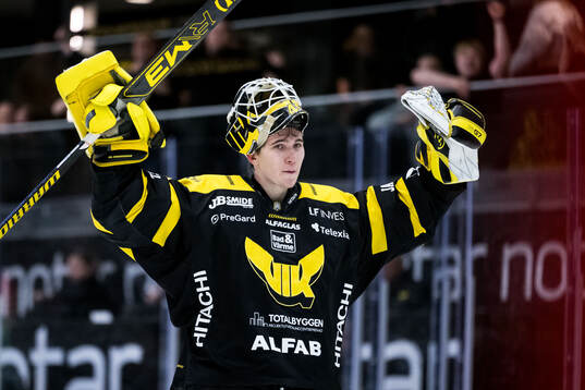 Västerås målvakt Rasmus Korhonen jublar