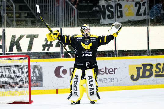 Västerås målvakt Rasmus Korhonen jublar