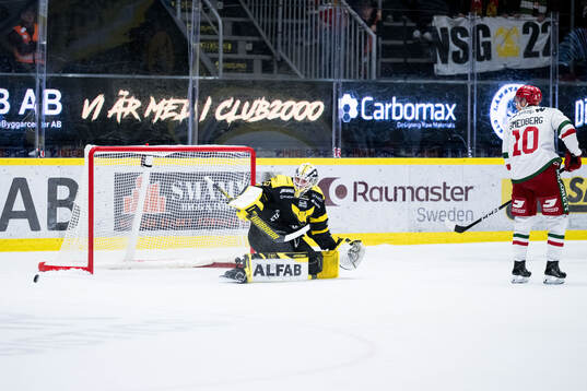 Västerås målvakt Rasmus Korhonen och Moras Karl Smedberg