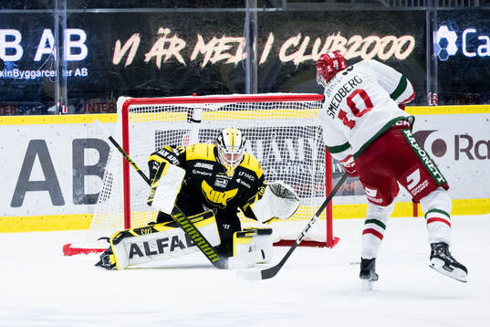 Västerås målvakt Rasmus Korhonen och Moras Karl Smedberg
