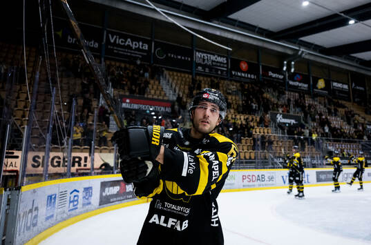 Västerås Konstantin Komarek jublar