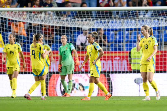 Julia Zigiotti Olme and Amanda Ilestedt of Sweden look