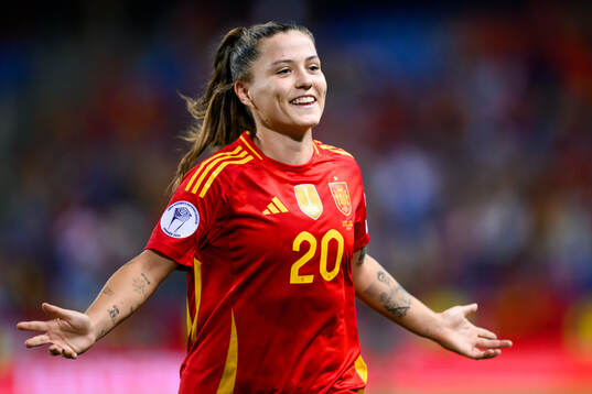 Claudia Pina of Spain celebrates