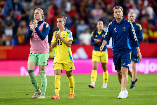 Goalkeeper Tove Enblom, Julia Zigiotti Olme and Head coach