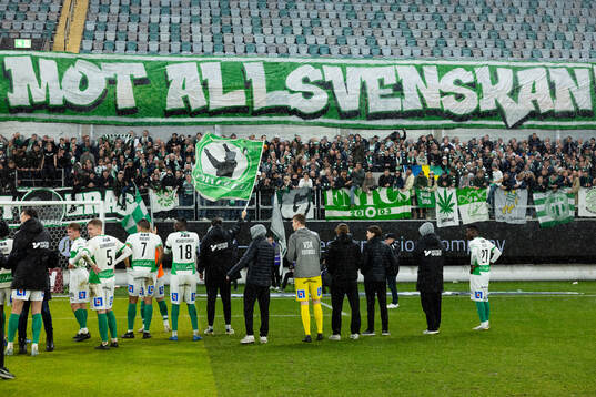 Västerås spelare jublar framför supportrarna