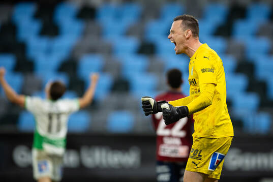 Västerås målvakt Anton Fagerström jublar