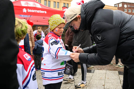 Timrås Jonathan Dahlén ger autografer