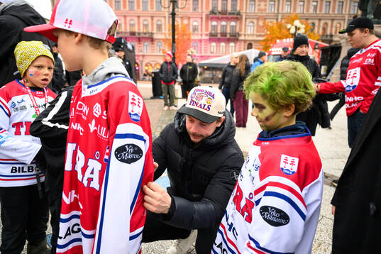 Timrås Jonathan Dahlén ger autografer