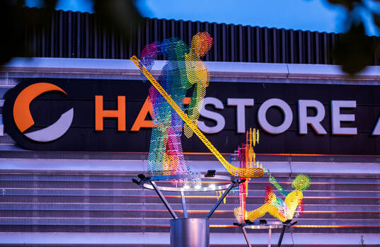 En hockeyskulptur utanför Hat Store Arena