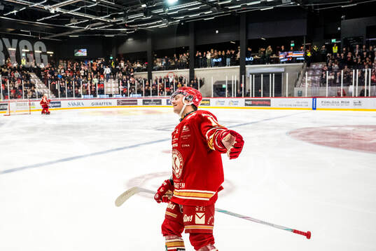 Kalmars Andrew Vanderbeck jublar