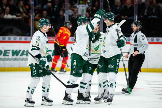 Färjestads Ronald Knot jublar med lagkamrater