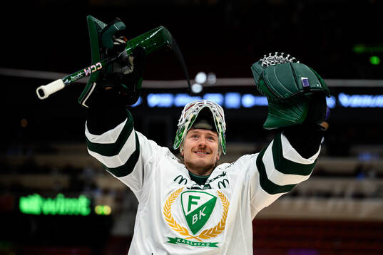 Färjestads målvakt Emil Larmi jublar