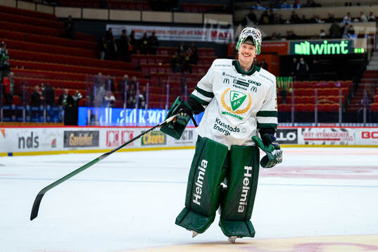 Färjestads målvakt Emil Larmi jublar