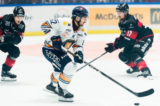 Växjös Manuel Ågren i en kamp mot Malmö Redhawks