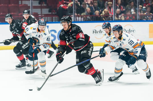 Malmö Redhawks Axel Sundberg i en kamp mot  Växjös