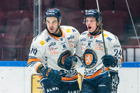 Växjös Reid Gardiner och Karl Henriksson jublar