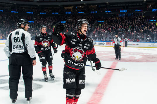 Malmö Redhawks Isac Nilsson jublar