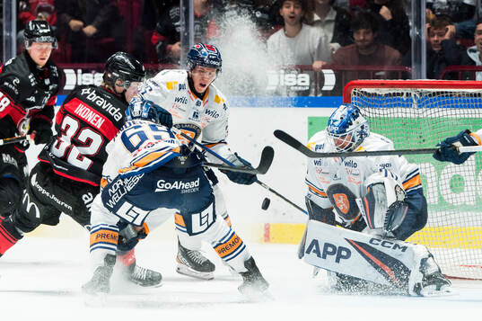 Malmö Redhawks Joona Ikonen och Växjös målvakt Adam