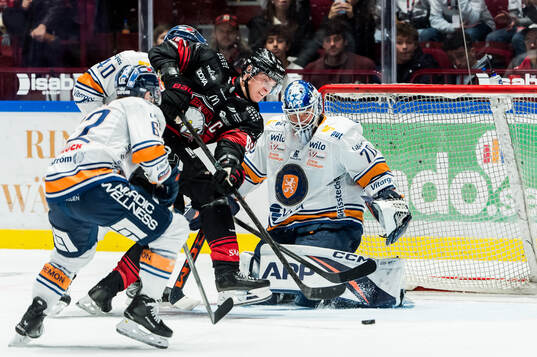 Malmö Redhawks Fredrik Händemark gör 2-2 bakom Växjös