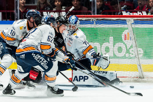 Malmö Redhawks Fredrik Händemark gör 1-1 på Växjös