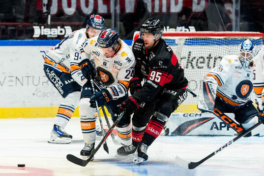 Växjös Karl Henriksson och Malmö Redhawks Carl Persson