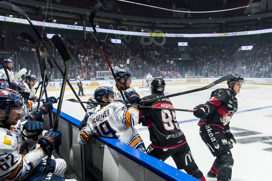 Växjös Reid Gardiner mot Malmö Redhawks Carl Persson och