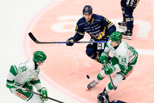 HV71s Hugo Pettersson och Rögles Isac Solberg