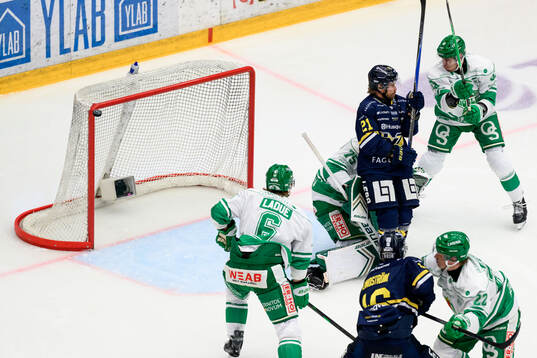 Pucken träffar ribban