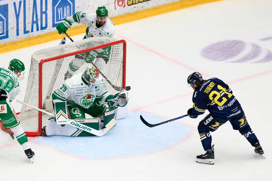 Rögles målvakt Arvid Holm och HV71s Mattias Tedenby