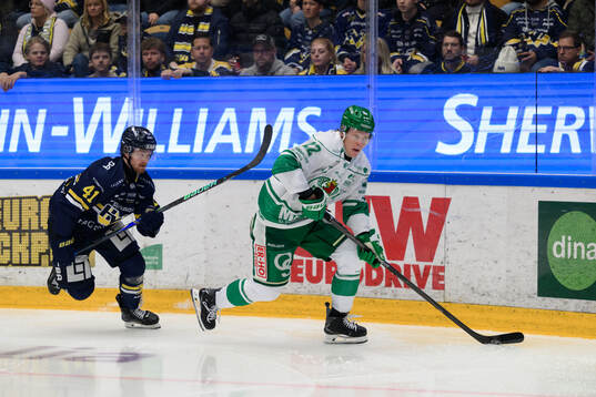 HV71s Riley Woods och Rögles Fredrik Olofsson